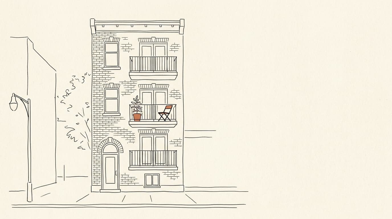 Illustration au trait : façade d'un petit immeuble en briques avec trois balcons superposés, une plante en pot et une chaise pliante sur l'un d'eux